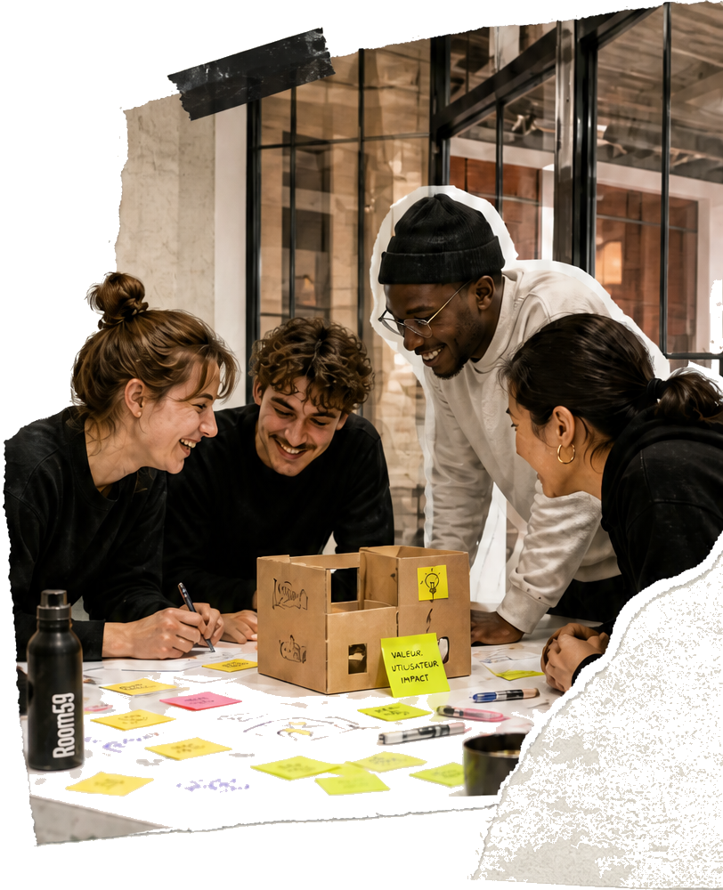 Une équipe réunie autour d’une maquette et de post-it